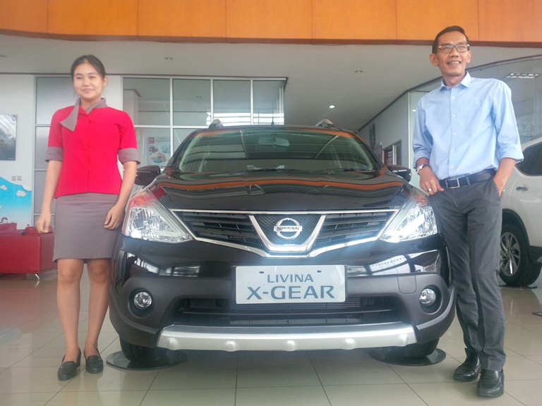 Zeffry Sany, Branch Manager Nissan Datsun Arengka, Pekanbaru bersama sales counter di samping Nissan New X-Trail